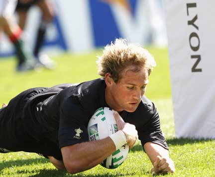 Le Néo-Zélandais Nick Evans inscrit un essai face aux Portugais, le 15 septembre à Lyon.(Photo: Reuters)