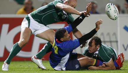L'ailier namibien Ryan Witbooi, face à deux Irlandais, le 9 septembre 2007, au stade de Bordeaux.(Photo: Reuters)