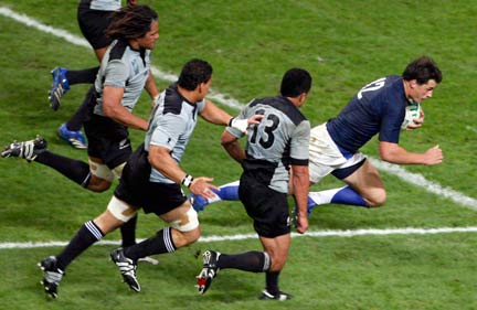 Essai de Jauzion à la 69e minute. Les Français réussissent l'exploit de battre les «Blacks» en quarts de finales de la Coupe du monde 2007.(Photo : Reuters)