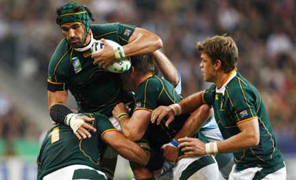 Le deuxième ligne sud-africain Victor Matfield récupère un ballon devant l'Argentine, le 14 octobre 2007 au Stade de France.(Photo: Reuters)