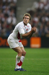 Jonny Wilkinson se prépare à taper une pénalité contre les Français, le 13 octobre, en demi finale du Mondial 2007.(Photo: AFP)