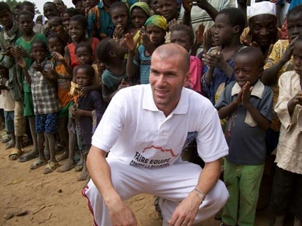 En visite pour le Pnud à Niamey au Niger, Zinedine Zidane a aussi visité une académie de football.(Photo : AFP)