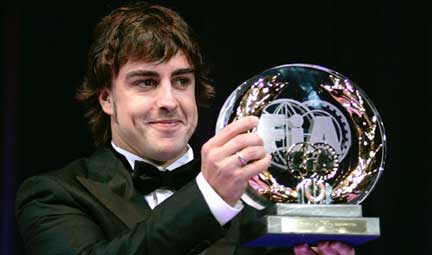 Le pilote Fernando Alonso brandit son trophée FIA de bronze obtenu lors de la saison 2007 de F1 durant la soirée de gala de la Fédération automobile internationale, à Monaco le 7 décembre 2007.(Photo: Reuters)