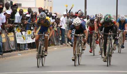 Arrivée d'une course cycliste au Sénégal. L'Afrique s'ouvre de plus en plus à la compétition cycliste.(Photo: Denis Chastel/RFI)