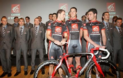 Alejandro Valverde (à g.), Nicolas Portal (au c.) et Oscar Pereiro (à d.), posent le 9 janvier 2008 à Paris au milieu de toute l'équipe cycliste Caisse d'Epargne lors d'une présentation officielle.(Photo : AFP)