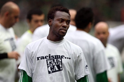 Pascal Feindouno de Saint-Etienne porte un tee-shirt contre le racisme lors du match contre Caen, le 23 février 2008.(Photo : AFP)