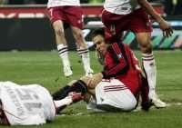 Ronaldo se tient le genou, accablé par la douleur.(Photo : Reuters)