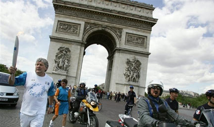 Comme en 2004 (notre photo), le parcours de la flamme olympique à Paris en 2008 va descendre les Champs-Elysées.
(Photo : AFP)