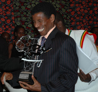 "Gebre" distingué lors d'un gala de la Confédération africaine d'athlétisme, Addis-Abeba, mai 2008  (Photo : Claude Verlon/RFI)