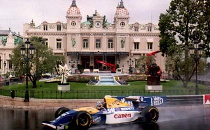 Le Britannique Damon Hill devant le casino de Monte-Carlo le 20 mai 1993. Le GP de Monaco reste l'un des derniers «circuits d'hommes» où le talent du pilote peut encore faire la différence. (Photo : AFP)