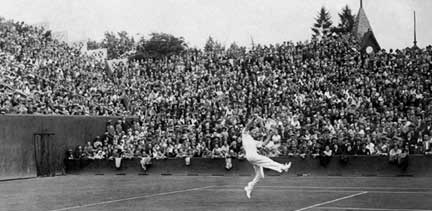 Le joueur français Jean Borotra sur le court central de Roland-Garros à Paris, le 30 juillet 1932.(Photo: AFP)