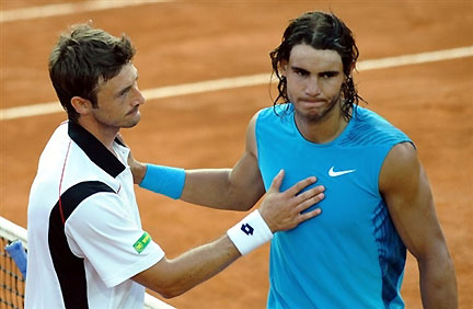 Nadal (à droite) réconforté par Ferrero après sa défaite au 2ème tour du tournoi Masters Series de Rome (7/5 6/1). (Photo : AFP)