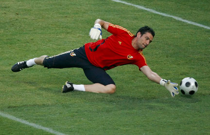 Le gardien espagnol Casillas aura fort à faire face aux attaquants russes.(Photo : Reuters)
