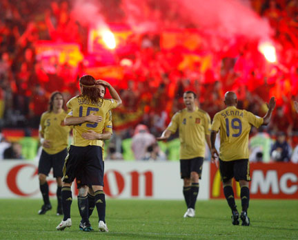 Derrière l'enthousiasme des joueurs et des supporters (ici à l'Euro 2008), un sport gangréné par la corruption et le crime organisé ?  (Photo : Reuters)