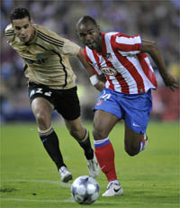 Le défenseur marocain de l'OM, Amine Erbate, dominé par l'attaquant français de l'Atletico, Florent Sinama-Pongolle.(Photo : Reuters)