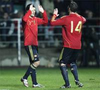 Les Espagnols David Villa (à gauche) et Xavi Alonso se félicitent.(Photo : Reuters)