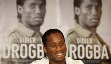 Didier Drogba présente son autobiographie à Londres.(Photo : AFP)