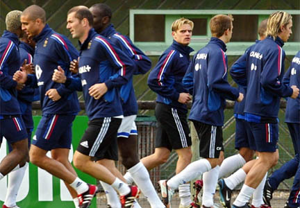 Rothen (d), Zidane (g), lors d'un entrainement des Bleus avant l'Euro 2004. Entre les deux hommes, le courant ne passait déjà plus. (Photo : AFP)