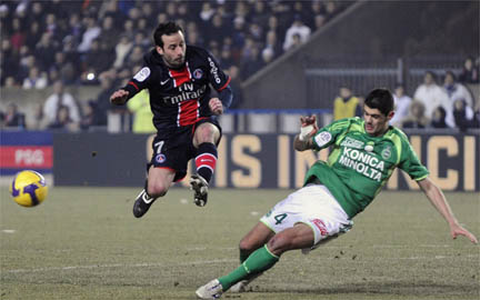 Ludovic Giuly et le PSG font un nouveau bond au classement.(Photo : Reuters)