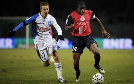 Battus 2-0 par Auxerre et Benoït Pedretti (d) samedi, Lille et Rio Mavuba (g) veulent se racheter au Mans.® AFP