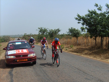Le Camerounais Sadrack Teguimaha portait fièrement le maillot rouge RFI de la combativité dans la montée de la Falaise, en plein coeur du massif de l'Adamaoua (3e étape).(Photo : RFI / Philippe Zickgraf)  