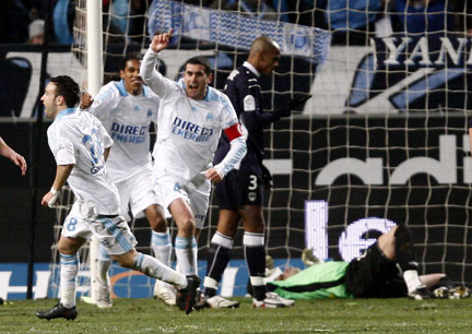 Chamakh vient de tromper Ramé, pour la plus grande joie de Valbuena, Brandao et Rodriguez (de g à d).(Photo : Reuters)