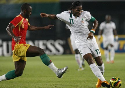 L'Ivoirien Didier Drogba (d) et le Guinéen Kamil Zayatte (g) veulent aller au Mondial.® AFP / Issouf Sanogo