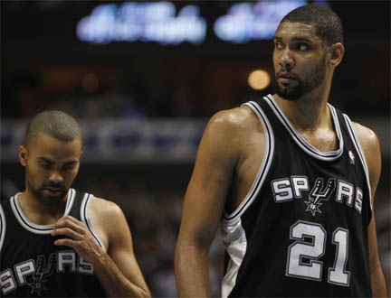 Tony Parker et Tim Duncan, abasourdis par l'élimination des Spurs.(Photo : Reuters)