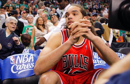 Sorti après sa 6e faute, Joakim Noah assiste impuissant à l'élimination des Bulls.(Photo: Reuters)