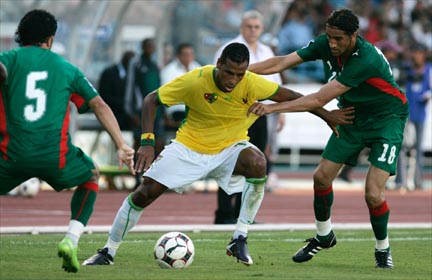 Youssouf Hadji (g) pris au marquage par Amewou Komlan (c) and Romao Alaixys (d). ® AFP / Abdelhak Senna