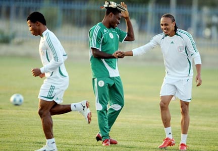 Peter Odemwingie (d) Austin Edjide (c) étaient décontractés à Radès la veille de la rencontre.® AFP / Fethi Belaid