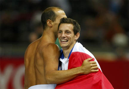 Romain Mesnil (g.) et Renaud Lavillenie, médaillés d'argent et de bronze à la perche.(Photo : Reuters)