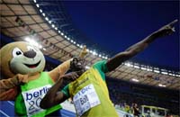 Usain Bolt est inimitable, même pour Berlino, la mascotte des Mondiaux.(Photo: Reuters)