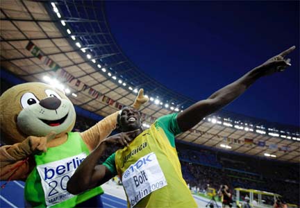 Usain Bolt est inimitable, même pour Berlino, la mascotte des Mondiaux.(Photo: Reuters)