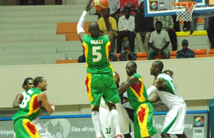 Le Mali et Amara Sy - ici au shoot contre le Nigeria - sont en quarts de finale.(Photo: FIBA-AFRIQUE.ORG)