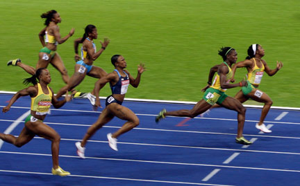 En tête de bout en bout, la Jamaïquaine Shelly-Ann Fraser résiste au retour de sa compatriote Kerron Stewart et remporte le 100 m en 10''73.(Photo: Reuters)