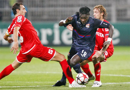 Bafetimbi Gomis se sort des griffes florentines.(Photo : Reuters)