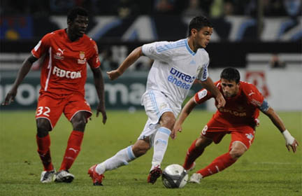 Titulaire contre Monaco, Hatem Ben Arfa n'a pas suffi face à Alexandre Lolo (g) et Cesar Alonso (d).(Photo: AFP / Patrick Valasseris)